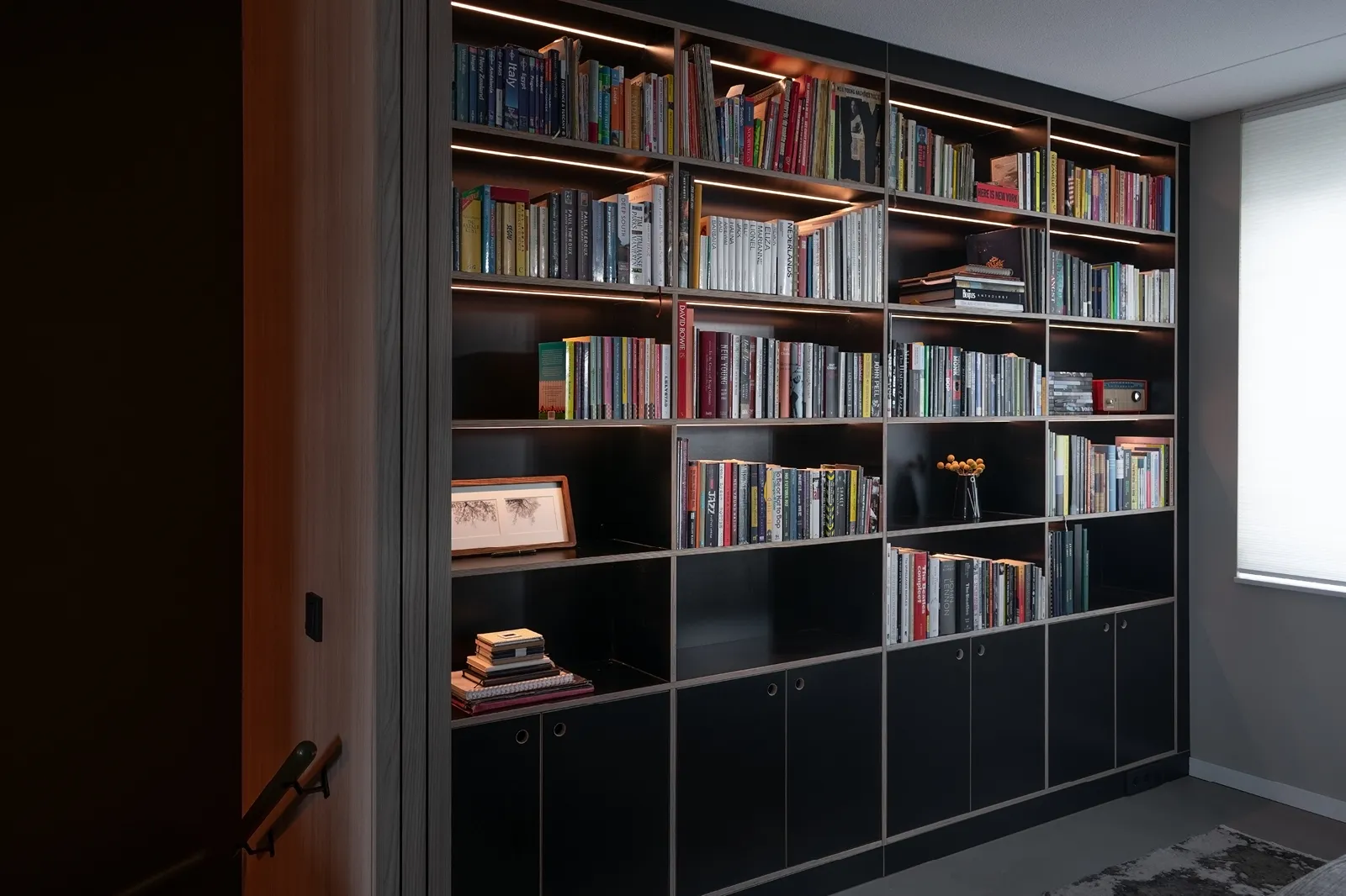 studiocornelis boekenkast maatwerk betonplex zwart 001 1636492601.jpg