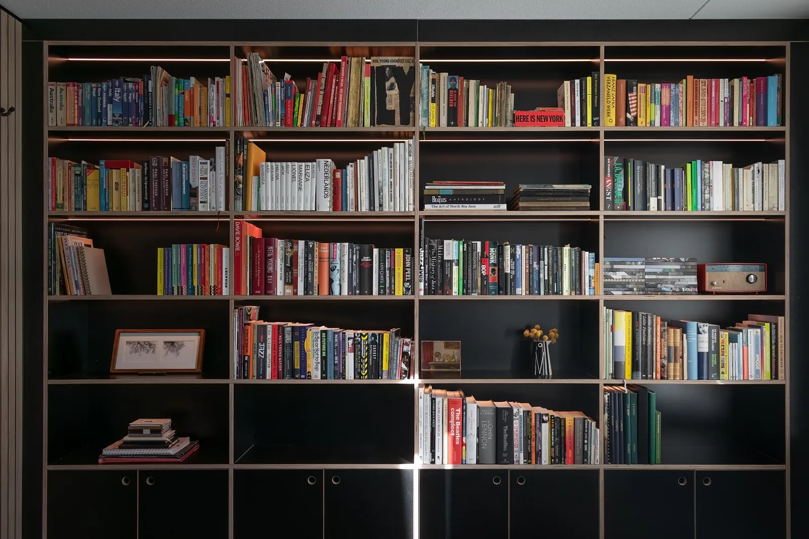 studiocornelis boekenkast maatwerk betonplex zwart 002 1636492602.jpg