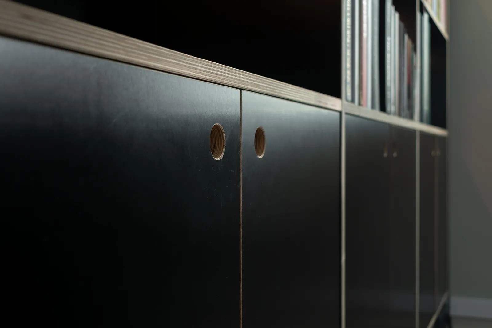 studiocornelis boekenkast maatwerk betonplex zwart 004 1636492603.jpg